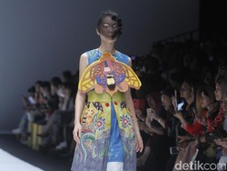 Eksplorasi Unik Batik Lebah dari Maluku Utara di Tangan Lenny Agustin