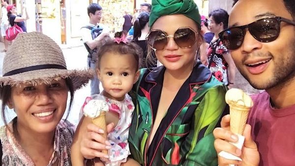 Serunya Momen Kulineran Vilailuck Teigen Bareng Chrissy dan John Legend