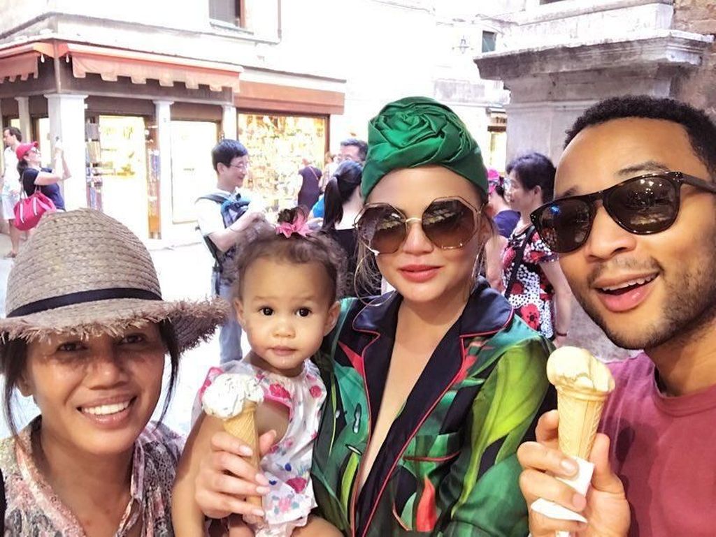 Wow! Chrissy Teigen Borong 2.000 Saus Tomat Kemasan untuk Anaknya Wow! Chrissy Teigen Borong 2.000 Saus Tomat Kemasan untuk Anaknya