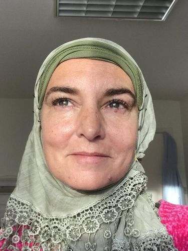 Penyanyi Sinead O'Connor Masuk Islam, Gaya Hijabnya Bikin Pangling