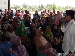 Temui Petani Bawang Brebes, Sandiaga Janji Bangun Waduk Baru