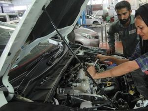 Montir Perempuan Ini Dobrak Budaya Patriarkis di Pakistan