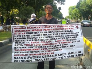 Melihat Aksi Kakek Pendemo Misterius di Masa Lalu