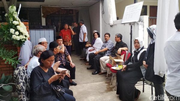 Suasana Rumah Duka Ayah Arumi Bachsin