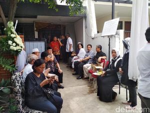 Suasana Rumah Duka Ayah Arumi Bachsin Suasana Rumah Duka Ayah Arumi Bachsin