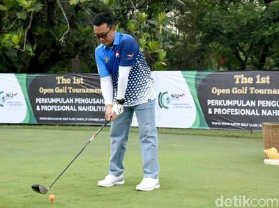 Melihat Aksi Menpora Imam Nahrawi Saat Bermain Golf