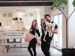 Serunya Ibu Hamil Kembar Tiga Menari dengan Suami dan Anak