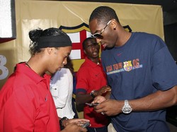 Kobe Bryant diketahui menyukai liga-liga sepakbola Eropa. Untuk tim yang didukung, legenda basket Amerika Serikat itu memilih Barcelona. Seperti Justin Bieber, Kobe juga pernah main bola bersama penggawa Blaugrana. (Frederick M. Brown/ Getty Images)