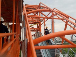 Atap Stasiun LRT Palembang Ambrol Diguyur Hujan dan Angin