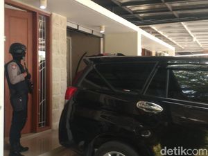 KPK Geledah Rumah Ajudan Bupati Cirebon