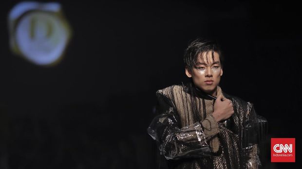 Model memeragakan busana koleksi Sean Sheilladan yang bertajuk Heroes pada Dewi Fashion Knights