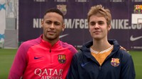 Justin Bieber berulang kali berpose menggunakan seragam Barcelona. Beberapa waktu lalu dia malah mendatangi pusat latihan Blaugrana dan berlatih di sana bersama Neymar. (Youtube: FC Barcelona)