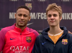 Justin Bieber berulang kali berpose menggunakan seragam Barcelona. Beberapa waktu lalu dia malah mendatangi pusat latihan Blaugrana dan berlatih di sana bersama Neymar. (Youtube: FC Barcelona)
