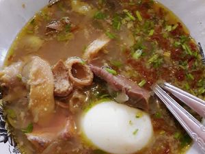 Hangatkan Badan Pagi Ini dengan Sarapan Soto Sulung yang Gurih Mantap