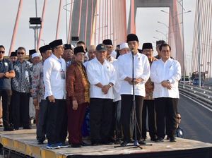 Pose Satu Jari di Suramadu Disoal, Jokowi: Jangan Dibalik-balik!