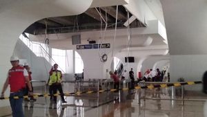 Foto: Plafon LRT Ambrol-Venue Jakabaring Rusak Diterjang Angin