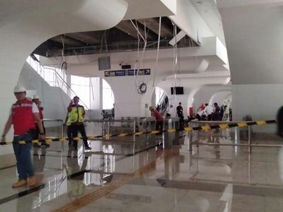 Foto: Plafon LRT Ambrol-Venue Jakabaring Rusak Diterjang Angin