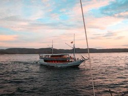 Asyiknya Menjelajahi Labuan Bajo Naik Pinisi Mewah