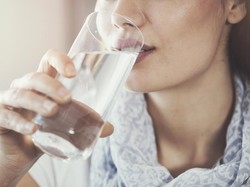 Manfaat Minum Dua Gelas Air Putih Setelah Bangun Tidur