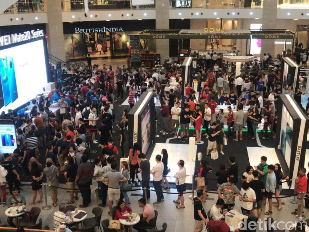 Antrean Pembeli Huawei Mate 20 Mengular Panjang Antrean Pembeli Huawei Mate 20 Mengular Panjang