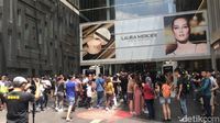 Penampakan Antrean Panjang Pembeli Huawei Mate 20