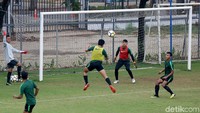 Para punggawa muda Indonesia ini tampak berlatih untuk mempersiapkan diri melawan Jepang di Lapangan ABC, Kompleks Gelora Bung Karno, Senayan, Jakarta, Sabtu (27/10/2018).