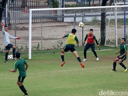 Para punggawa muda Indonesia ini tampak berlatih untuk mempersiapkan diri melawan Jepang di Lapangan ABC, Kompleks Gelora Bung Karno, Senayan, Jakarta, Sabtu (27/10/2018).