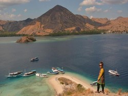 Rela Trekking Demi View di Pulau Cantik Labuan Bajo Ini