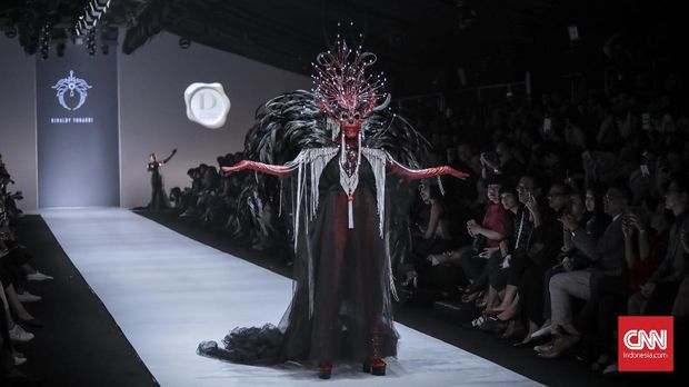 Model memeragakan headpiece rancangan Rinaldy Yunardi bertajuk Heroes pada Dewi Fashion Knights.