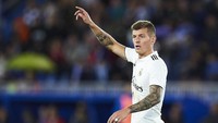 Performa Toni Kroos tak sekonsisten musim-musim sebelumnya. Pada musim ini, ia lebih sering ditarik keluar di tengah pertandingan. Foto: Juan Manuel Serrano Arce/Getty Images