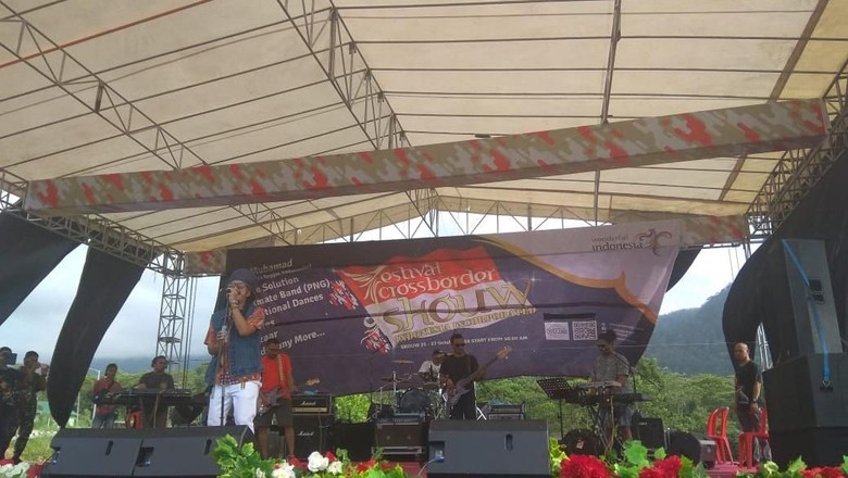 Ras Muhamad ketika tampil di Skouw/Foto: Dok Kemenpar Ras Muhamad ketika tampil di Skouw/Foto: Dok Kemenpar