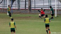 Para pemain Timnas Indonesia U-19 sedang berlatih untuk menghadapi laga pertandingan melawan Timnas Jepang pada Minggu (28/10/2018) esok.