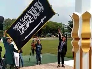 Fakta-fakta Pengibaran Bendera HTI di DPRD Poso yang Viral