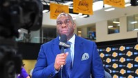 Magic Johnson pada 2012 pernah menyaksikan langsung El Clasico. Dalam sebuah kesempatan dia mengaku sangat terkesan dengan Lionel Messi dan megahnya Stadion Camp Nou. (Jayne Kamin-Oncea/Getty Images)