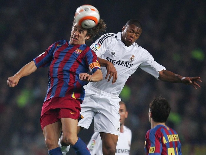 BARCELONA, SPAIN - APRIL 01:  Carles Puyol (L) of Barcelona clashes with Julio Baptista of Real Madrid during a Primera Liga match between Barcelona and Real Madrid at the Camp Nou stadium on April 1, 2006 in Barcelona, Spain.  (Photo by Denis Doyle/Getty Images)