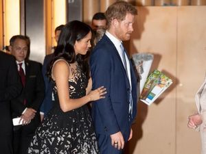 Alasan Meghan Markle Berdiri di Belakang Pangeran Harry