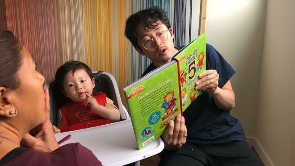 7 Potret Hangat Steve Yeun The Walking Dead Bareng Keluarga