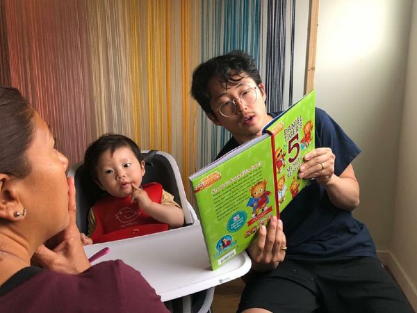 7 Potret Hangat Steve Yeun The Walking Dead Bareng Keluarga