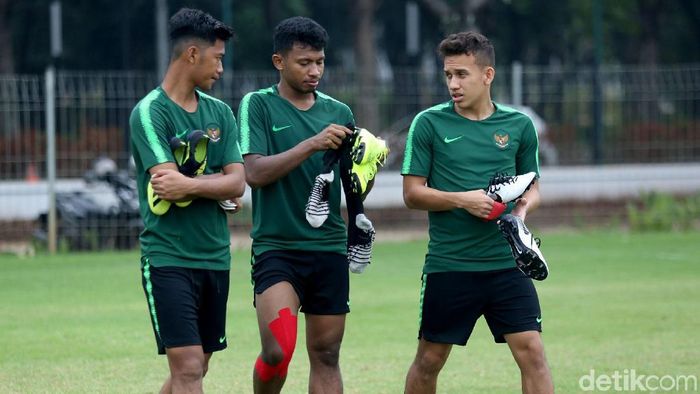 Egy Maulana Virki (kanan) tampil kurang sip bersama Timnas di Kualifikasi Piala Asia U-23.  (Agung Pambudhy/detikSport)