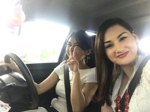 Mona Ratuliu Sebut Kesha Diomeli Orang Tua usai Video Dicekoki Miras Mona Ratuliu Sebut Kesha Diomeli Orang Tua usai Video Dicekoki Miras