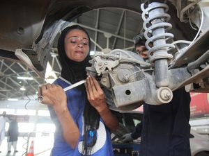 Potret Mekanik Bengkel Wanita Pertama Pakistan yang Dobrak Budaya Patriarki Potret Mekanik Bengkel Wanita Pertama Pakistan yang Dobrak Budaya Patriarki