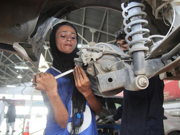 Potret Mekanik Bengkel Wanita Pertama Pakistan yang Dobrak Budaya Patriarki