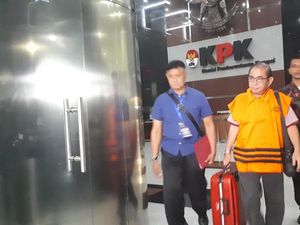 KPK Tahan 3 Anggota DPRD Kalteng Tersangka Suap KPK Tahan 3 Anggota DPRD Kalteng Tersangka Suap
