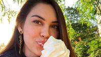 Kerennya Pose Matt Peranee Saat Ngopi dan Makan Es Krim