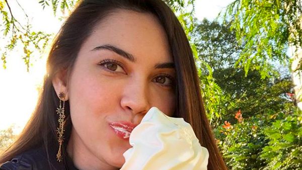 Kerennya Pose Matt Peranee Saat Ngopi dan Makan Es Krim