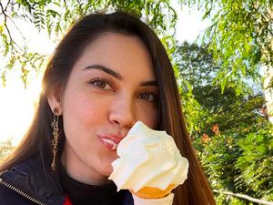 Kerennya Pose Matt Peranee Saat Ngopi dan Makan Es Krim