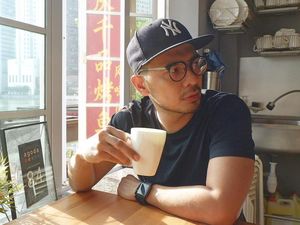 Gantengnya Addry Danuatmaja, Presenter yang Tak Bisa Lepas dari Kopi