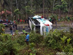 Bus Pariwisata Terguling di Pangandaran, Puluhan Penumpang Luka