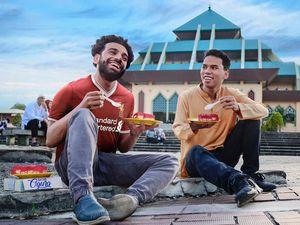 Kocak! Pria Ini Edit Foto Seleb Seolah Makan Bareng Dirinya