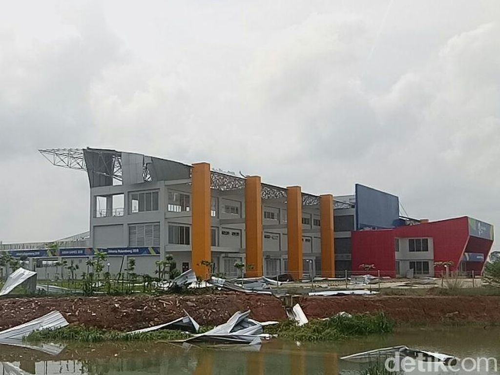 Usai Diterjang Angin Kencang, Kompleks Jakabaring Mulai Dibersihkan Usai Diterjang Angin Kencang, Kompleks Jakabaring Mulai Dibersihkan